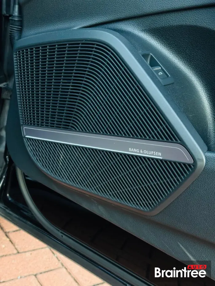 Audi SQ5 — Steering & Dash