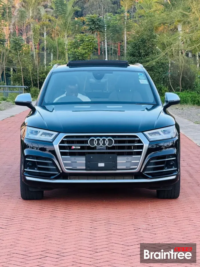 Audi SQ5 — Front Row