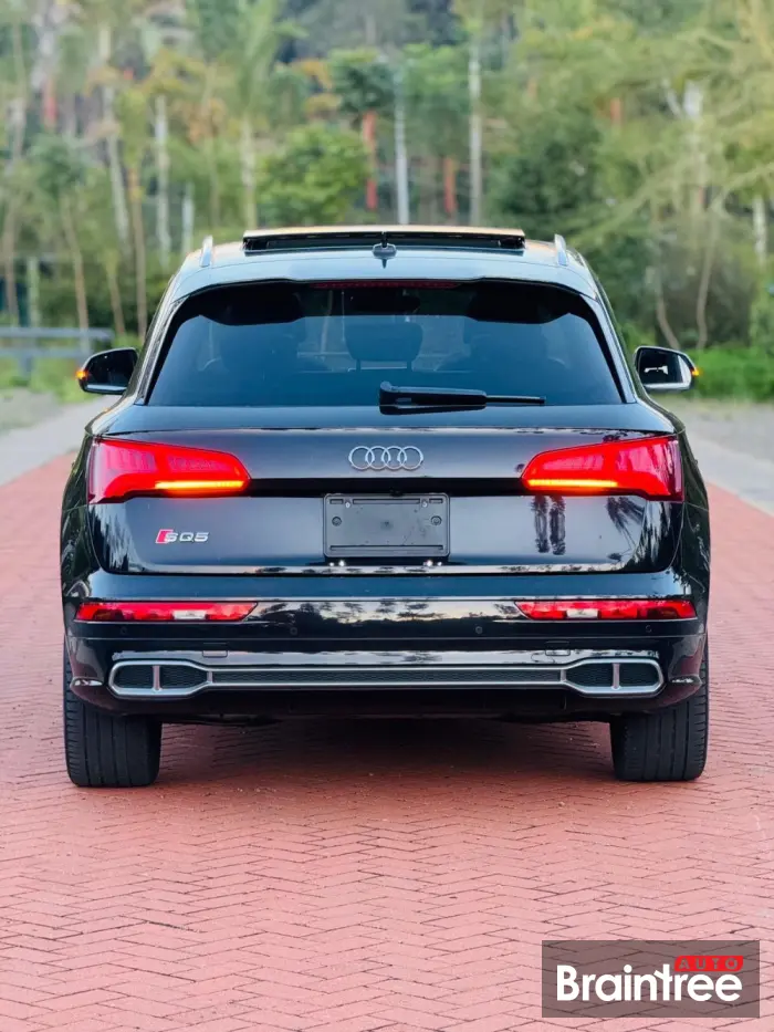 Audi SQ5 — Second Row