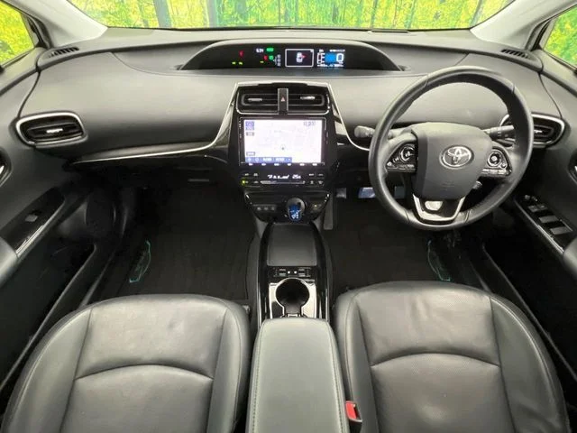 Toyota PRIUS A　プレミアム photo 3