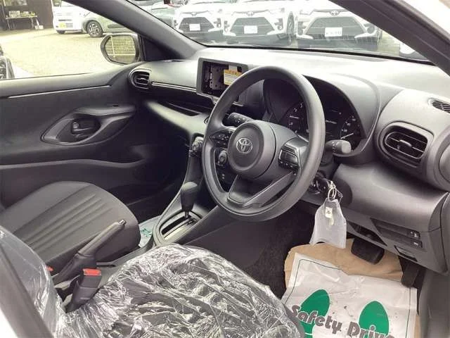 Toyota YARIS X photo 2