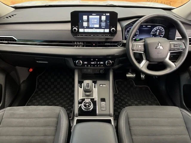 Mitsubishi OUTLANDER PHEV G photo 2