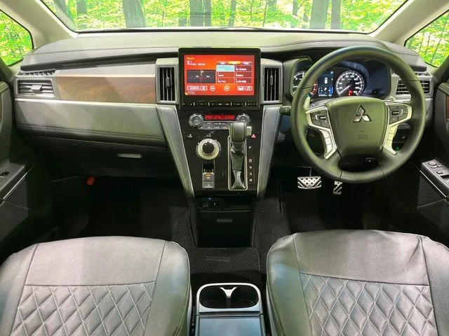 Mitsubishi DELICA D:5 4WD P photo 2