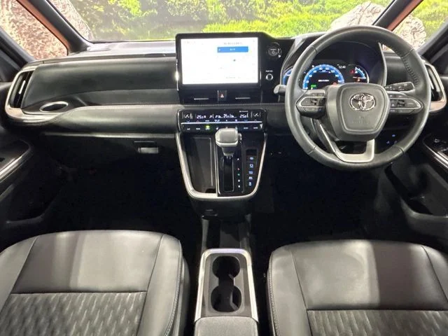 Toyota NOAH HYBRID S−Z photo 2