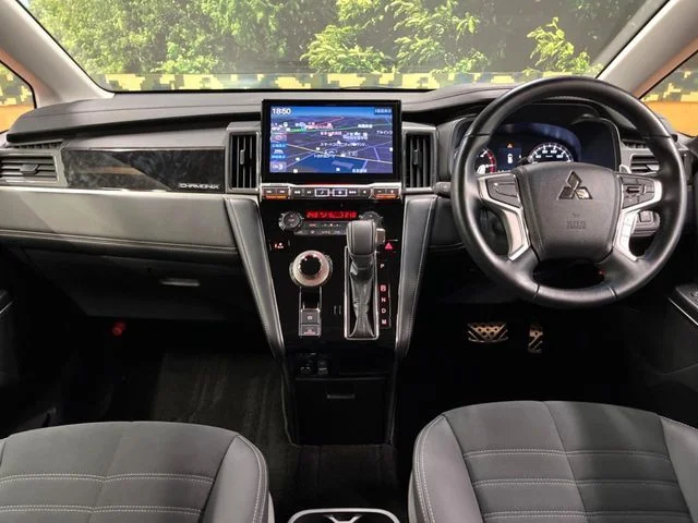 Mitsubishi DELICA D:5 4WD シャモニー photo 2