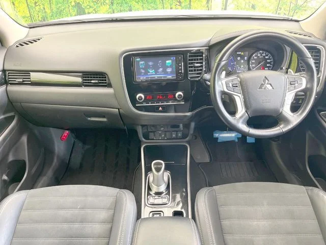 Mitsubishi OUTLANDER PHEV G photo 2