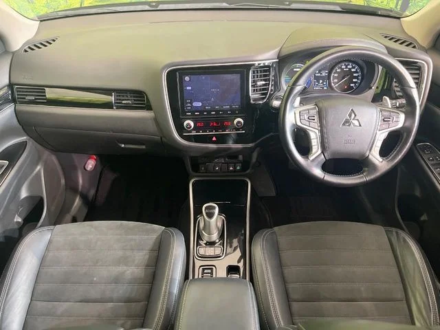 Mitsubishi OUTLANDER PHEV G　プラスパッケージ photo 2
