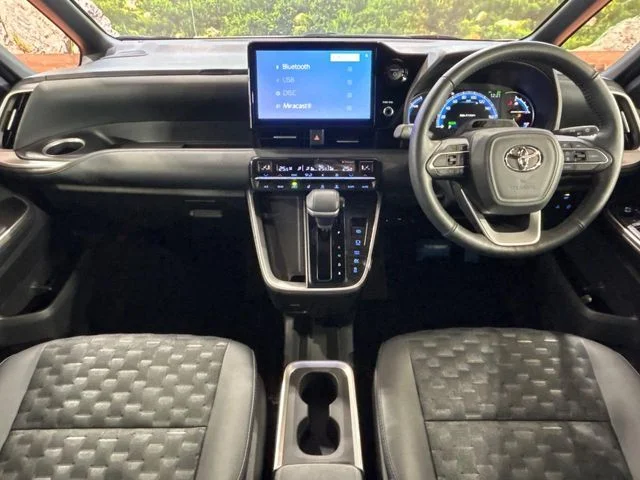 Toyota VOXY HYBRID S−Z photo 2