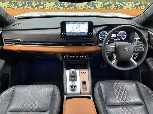 Mitsubishi OUTLANDER PHEV P photo 2