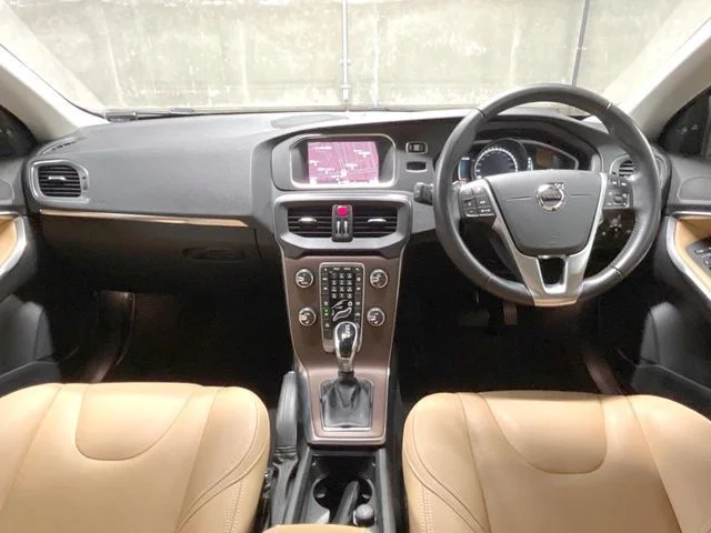 Volvo VOLVO V40 CROSS COUNTRY T5　AWD　クラシックエディション photo 2