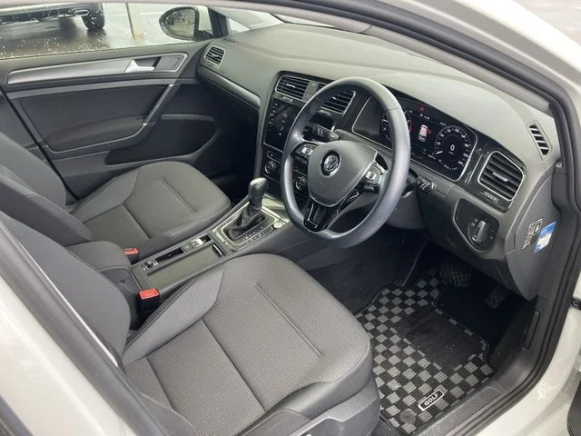 Volkswagen VOLKSWAGEN GOLF TSI　コンフォートライン　マイスター photo 2