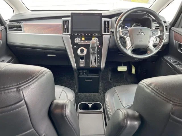 Mitsubishi DELICA D:5 4WD P photo 2