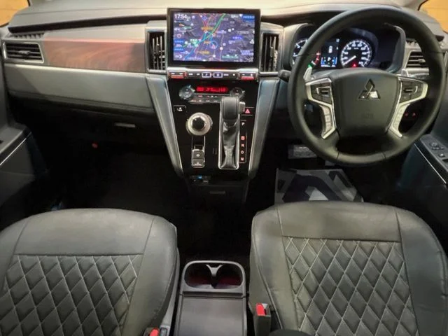 Mitsubishi DELICA D:5 4WD P photo 2