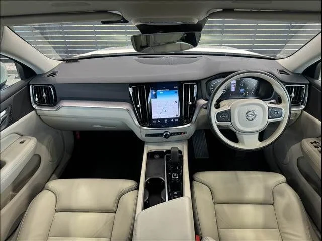 Volvo VOLVO V60 B4　モメンタム photo 2