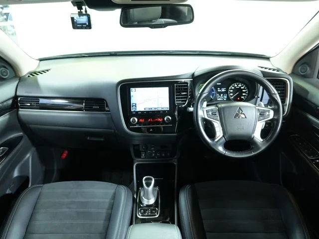 Mitsubishi OUTLANDER PHEV G　プラスパッケージ photo 2
