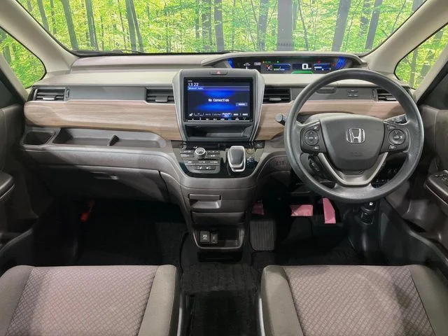 Honda FREED HYBRID G photo 2