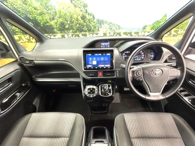 Toyota VOXY HYBRID ZS photo 2