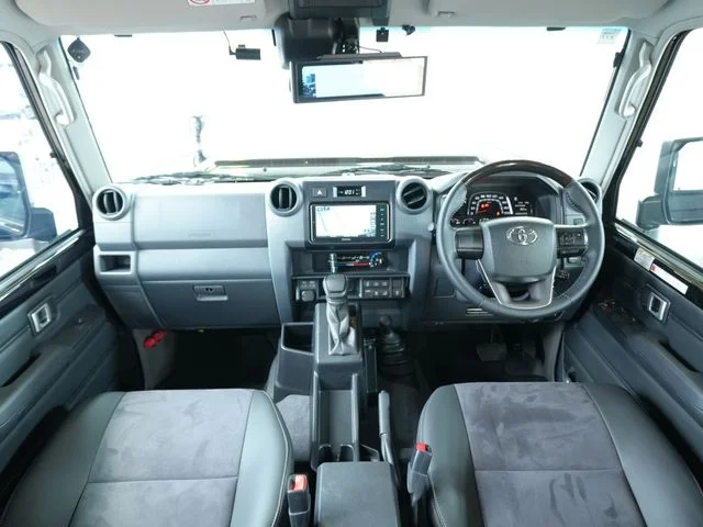 Toyota LANDCRUISER 70 AX photo 2