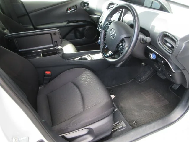 Toyota PRIUS 4WD S photo 4