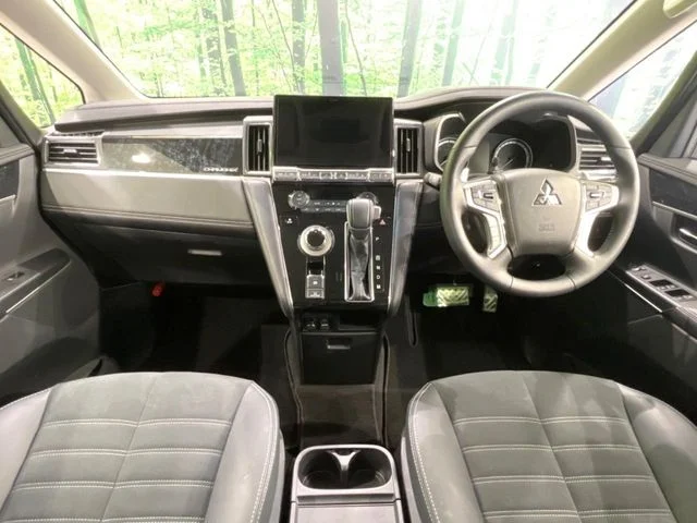Mitsubishi DELICA D:5 4WD シャモニー photo 2