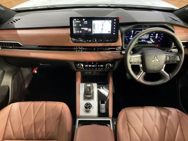 Mitsubishi OUTLANDER PHEV P　エグゼクティブ　パッケージ photo 2