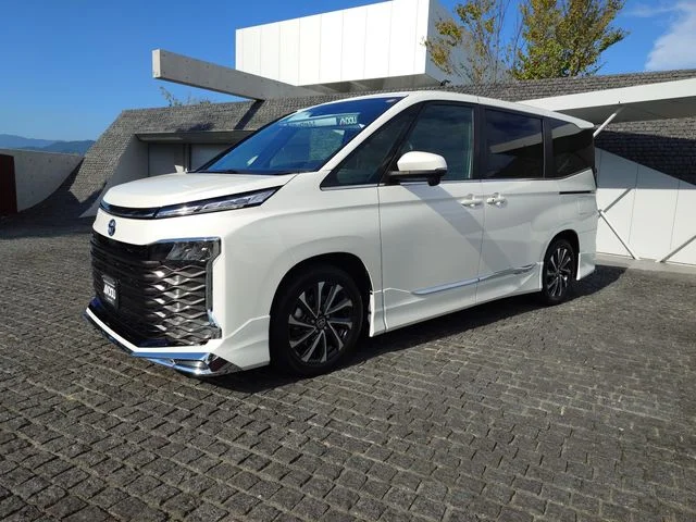 Toyota VOXY HYBRID S−Z photo 2