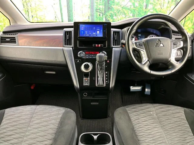 Mitsubishi DELICA D:5 4WD P photo 2