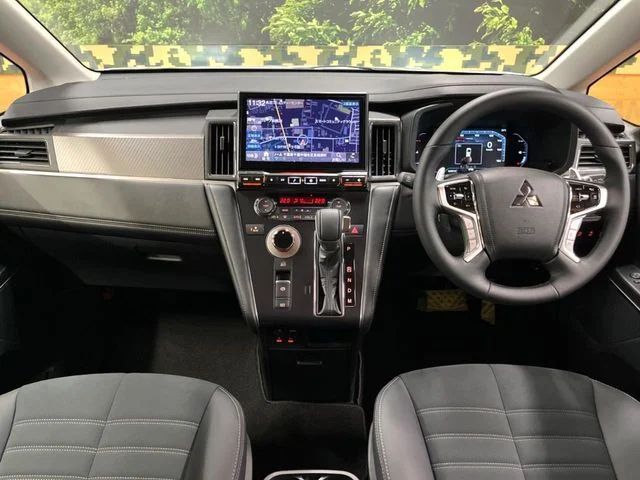 Mitsubishi DELICA D:5 4WD P photo 2