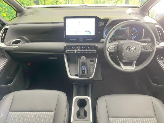 Toyota NOAH HYBRID S−Z photo 2