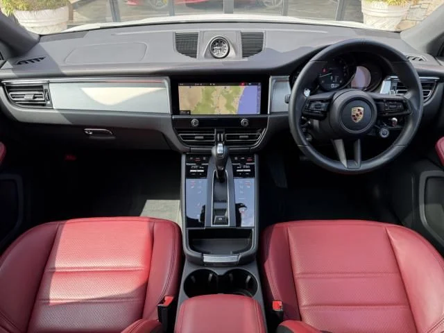 Porsche PORSCHE Macan T photo 2