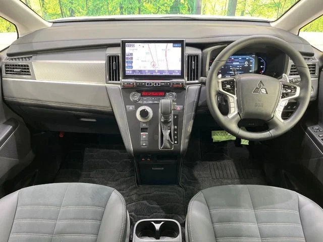 Mitsubishi DELICA D:5 4WD P photo 2
