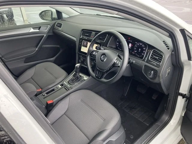 Volkswagen VOLKSWAGEN GOLF TSI　コンフォートライン　マイスター photo 2