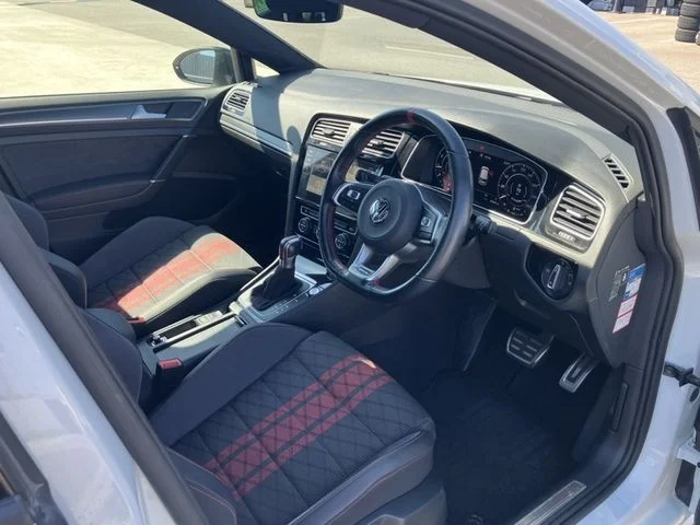 Volkswagen VOLKSWAGEN GOLF GTI TCR photo 2