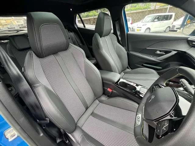 Peugeot PEUGEOT e-2008 GT photo 2