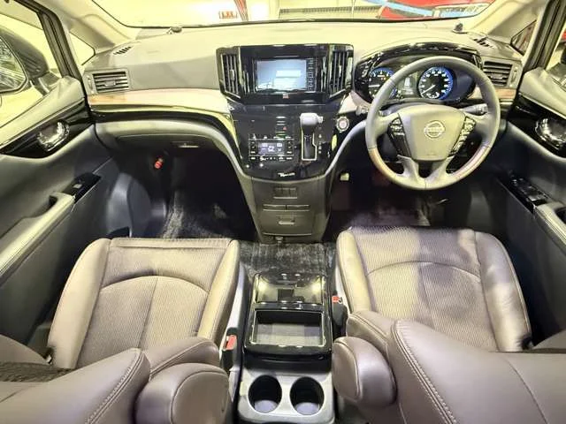 Nissan ELGRAND 4WD 250ハイウェイスターS　アーバンクロム photo 4