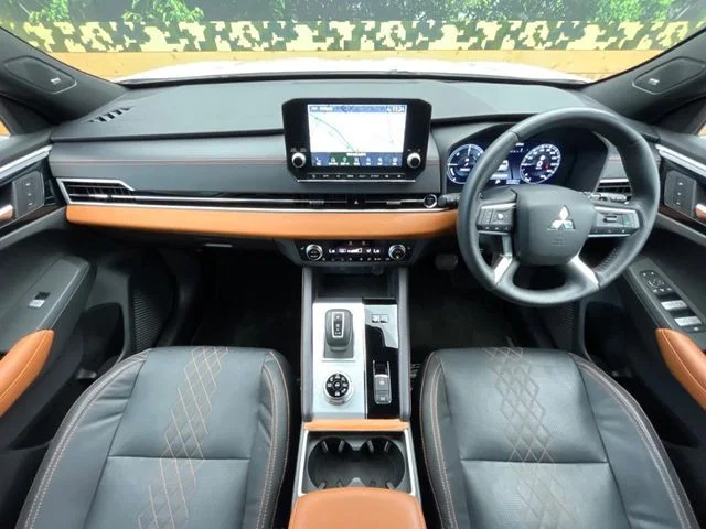 Mitsubishi OUTLANDER PHEV P photo 2