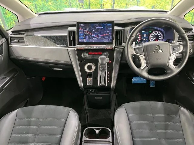 Mitsubishi DELICA D:5 4WD シャモニー photo 2