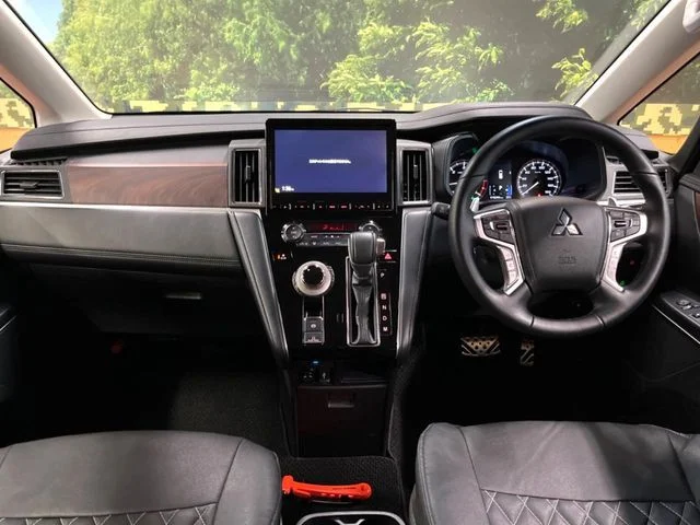 Mitsubishi DELICA D:5 4WD P photo 2
