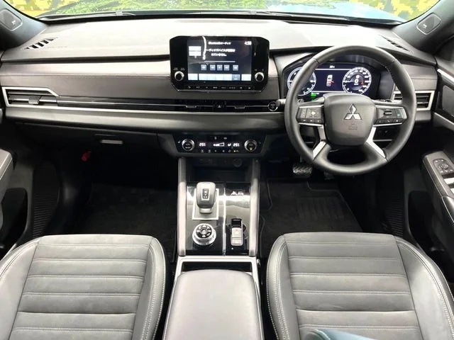 Mitsubishi OUTLANDER PHEV ブラックエディション photo 2