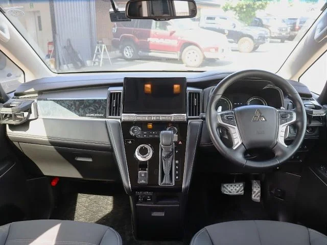 Mitsubishi DELICA D:5 4WD シャモニー photo 2