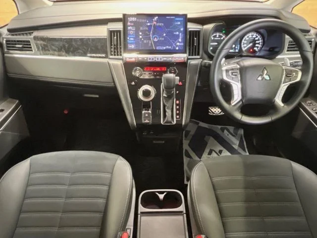 Mitsubishi DELICA D:5 4WD シャモニー photo 2