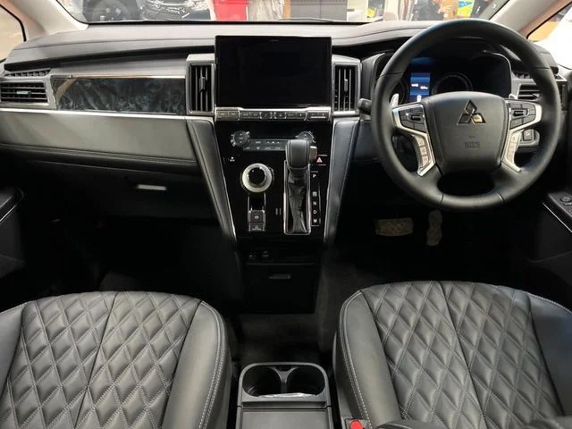 Mitsubishi DELICA D:5 4WD ブラックエディション photo 2