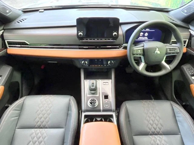Mitsubishi OUTLANDER PHEV P photo 2