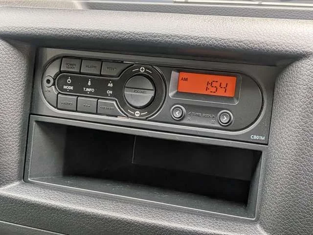 Nissan NV350 CARAVAN 4WD チェアキャブ車いす2基仕様 photo 4