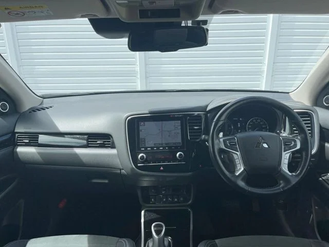 Mitsubishi OUTLANDER PHEV G　プラスパッケージ photo 2