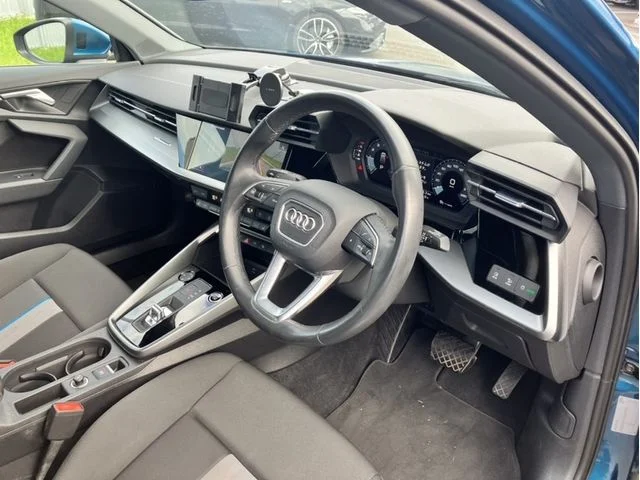Audi AUDI A3 SPORTBACK 1st　エディション photo 2