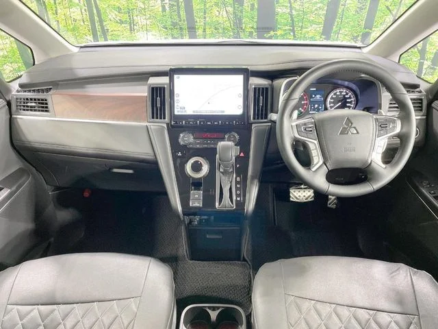 Mitsubishi DELICA D:5 4WD P photo 2