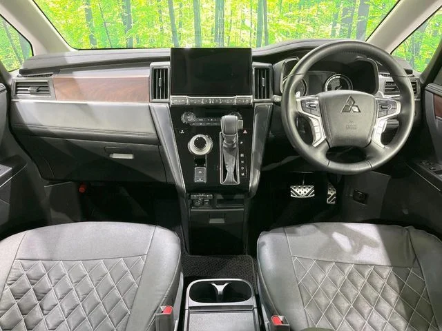 Mitsubishi DELICA D:5 4WD P photo 2