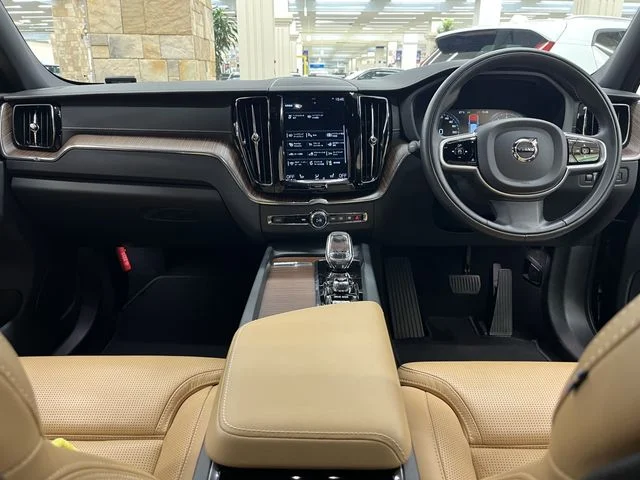 Volvo VOLVO XC60 B5　AWD　インスクリプション photo 2