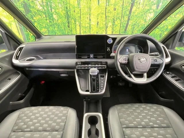 Toyota VOXY HYBRID S−Z photo 2